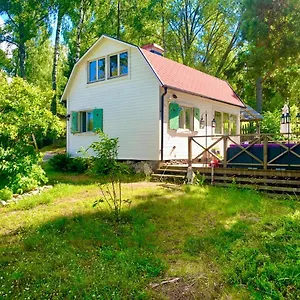 charming-stuga-av-rustik-stil-i-stockholms-omrde.find-stockholm-hotels.com/